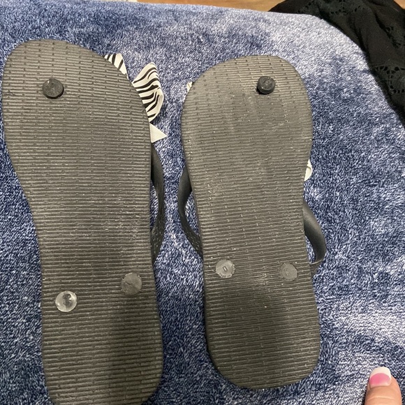 Like New Havaianas size 9 black, white,pink - Picture 4 of 4